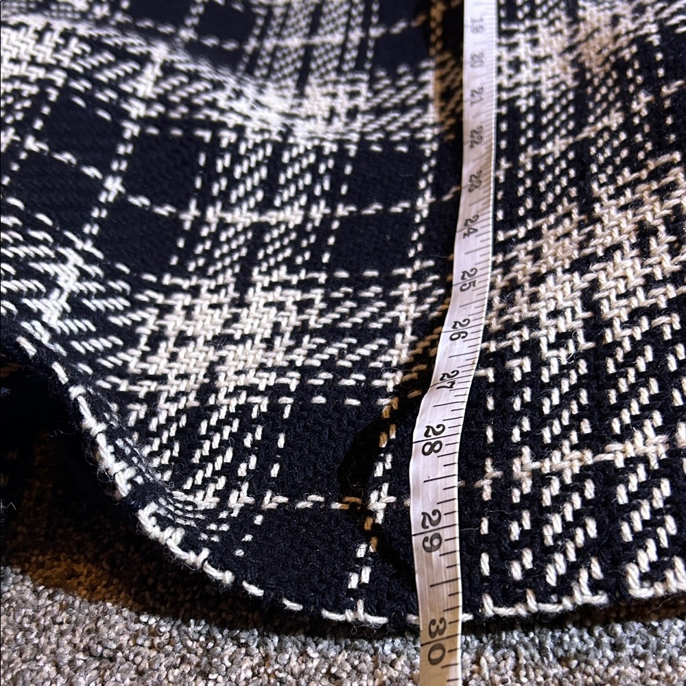 Elegant Black and White Plaid Women's coat great for the weather coming up - Picture 7 of 9